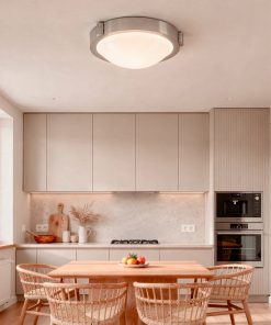 Plafonjerka Osvald sa srebrnim okvirom i opal bijelim staklenim difuzurom u kuhinjskom enterijeru - SVOD rasvjeta Podgorica