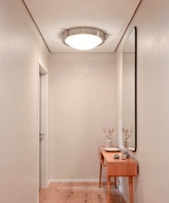 Plafonjerka Osvlad sa srebrnim okvirom i opal bijelim staklom u elegantnom i modernom enterijeru ulaznog hodnika