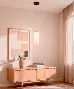 Visilica Korina u crnoj zavrsnoj obradi sa bijelim cilindricnim opal staklenim difuzorom u elegantnom predsoblju - SVOD Rasvjeta Podgorica