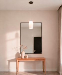 Visilica Korina u crnoj zavrsnoj obradi sa bijelim cilindricnim opal staklenim difuzorom u elegantnom predsoblju - SVOD Rasvjeta Podgorica