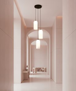 Visilica Korina sa 3 staklena opal bijela cilindricna difuzora u moderno i elegantnom enterijeru ulaznog hodnika