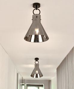 Plafonska lampa Emerson u crnoj zavrsnoj obradi sa dimnim staklom u elegantnom enterijeru ulaznog hodnika