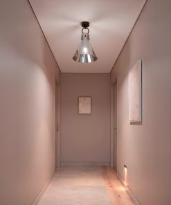 Plafonska svjetiljka Emerson u lijepo sredjenom enterijeru hodnika - SVOD rasvjeta Crna Gora