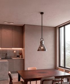 Visilica Emerson crna sa sivim staklom u enterijeru trpezarije sa kuhinjom