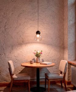 Visilica Nanali sa jednom staklom kuglom iznad stola sa dvije stolice