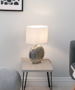 Gama stona lampa sa keramičkim postoljem u hrom završnoj obradi na noćnom stočiću