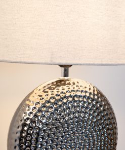 Detalj reljefne teksture keramičkog postolja lampe Gama