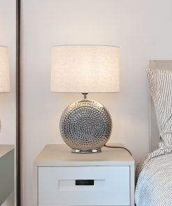 Gama stona lampa sa keramičkim postoljem u hrom završnoj obradi na noćnom stočiću - SVOD rasvjeta Crna Gora