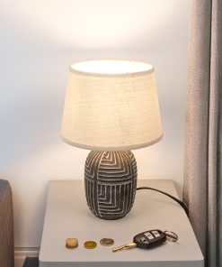 Tamna keramička stona lampa Hugo u modernom enterijeru