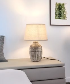 Hugo stona lampa svijetla keramičko postolje sa geometrijskim reljefom - SVOD rasvjeta Podgorica