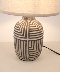 Detalj reljefne teksture keramičkog postolja lampe Hugo