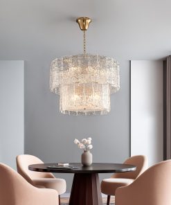 Artsen kristalni luster sa mesing detaljima iznad trpezarijskog stola -SVOD rasvjeta Podgorica