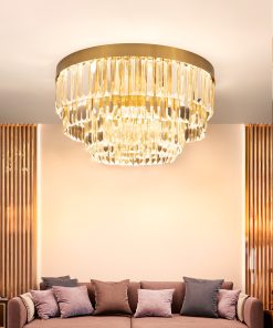 Prism kristalna plafonjera sa mesinganom završnom obradom u modernom enterijeru - SVOD rasvjeta Podgorica