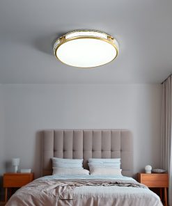 Plafonjerka Soliks mesingana sa kristalnim dekorom u modernom enterijeru dnevnog boravka - SVOD rasvjeta Podgorica