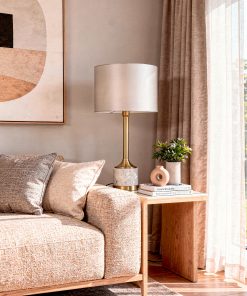 Elegantna stona lampa sa mermernim postoljem i tekstilnim abažurom