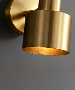 Detalj mesingane zidne lampe sa rotirajućom glavom