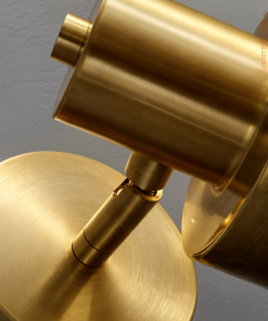 Detalj mesingane zidne lampe sa rotirajućom glavom
