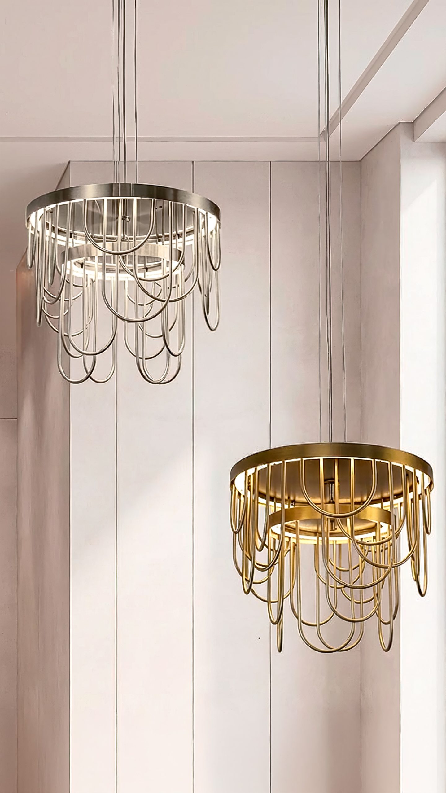 svod lusteri Kolos, mesing i sliver varijanta u enterijeru.