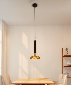 Minimalistička visilica iznad stola mesing crna rasvjeta