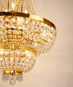 Elegantni Sheraton luster sa kristalima i zlatnim detaljima