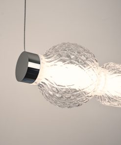 Detalj strukturiranog stakla i hrom završne obrade visilice Lumora