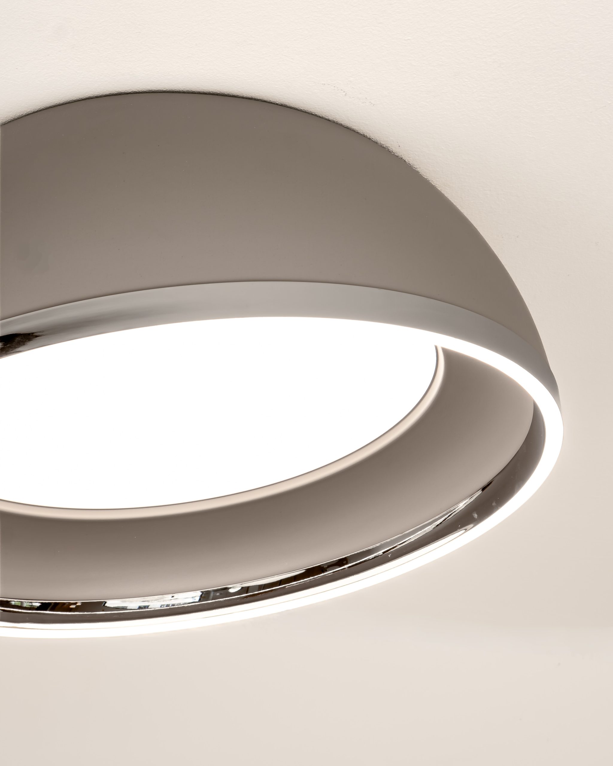 Detalj plafonjere Genson Nikel sa integrisanim LED osvjetljenjem