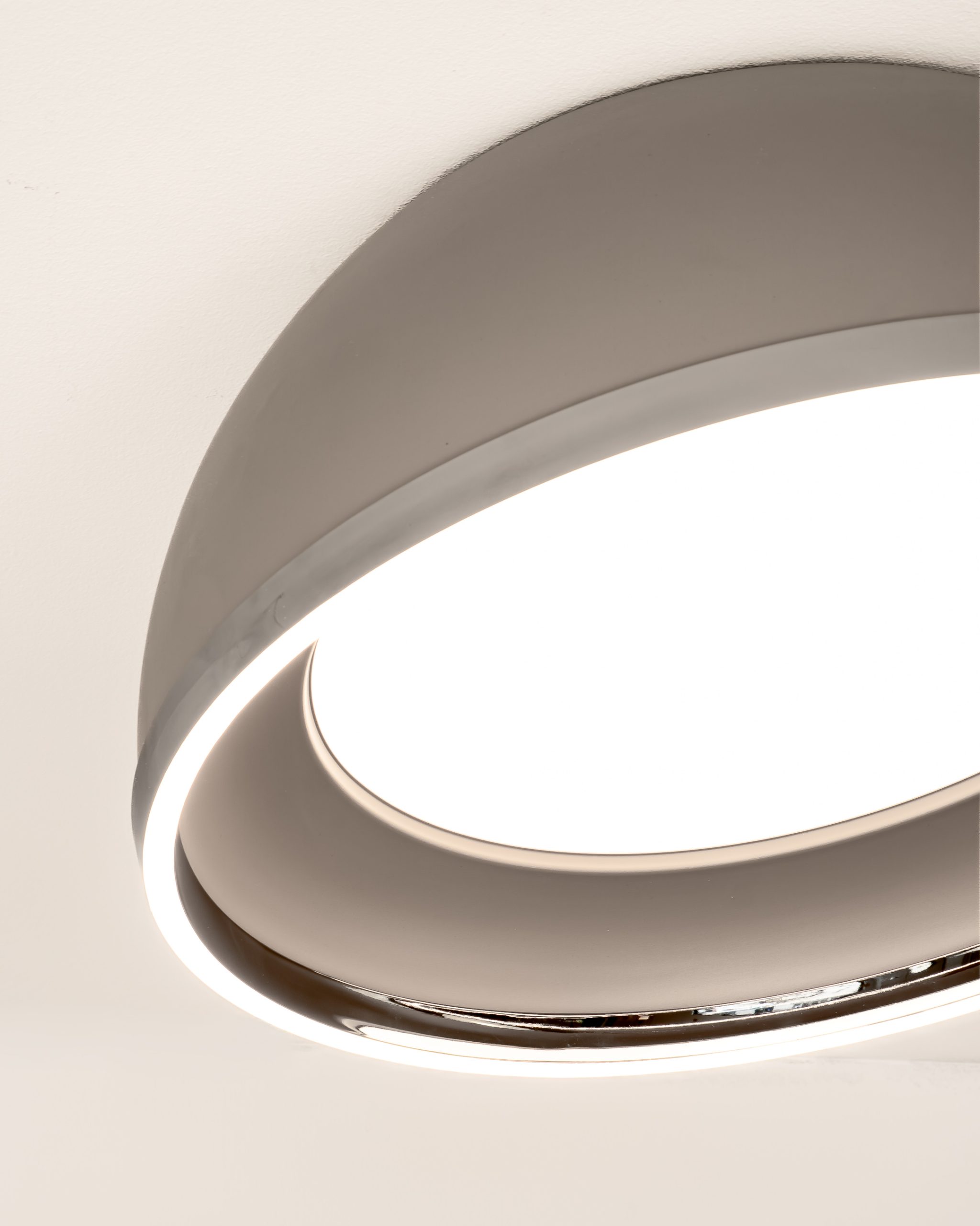 Detalj plafonjere Genson Nikel sa integrisanim LED osvjetljenjem