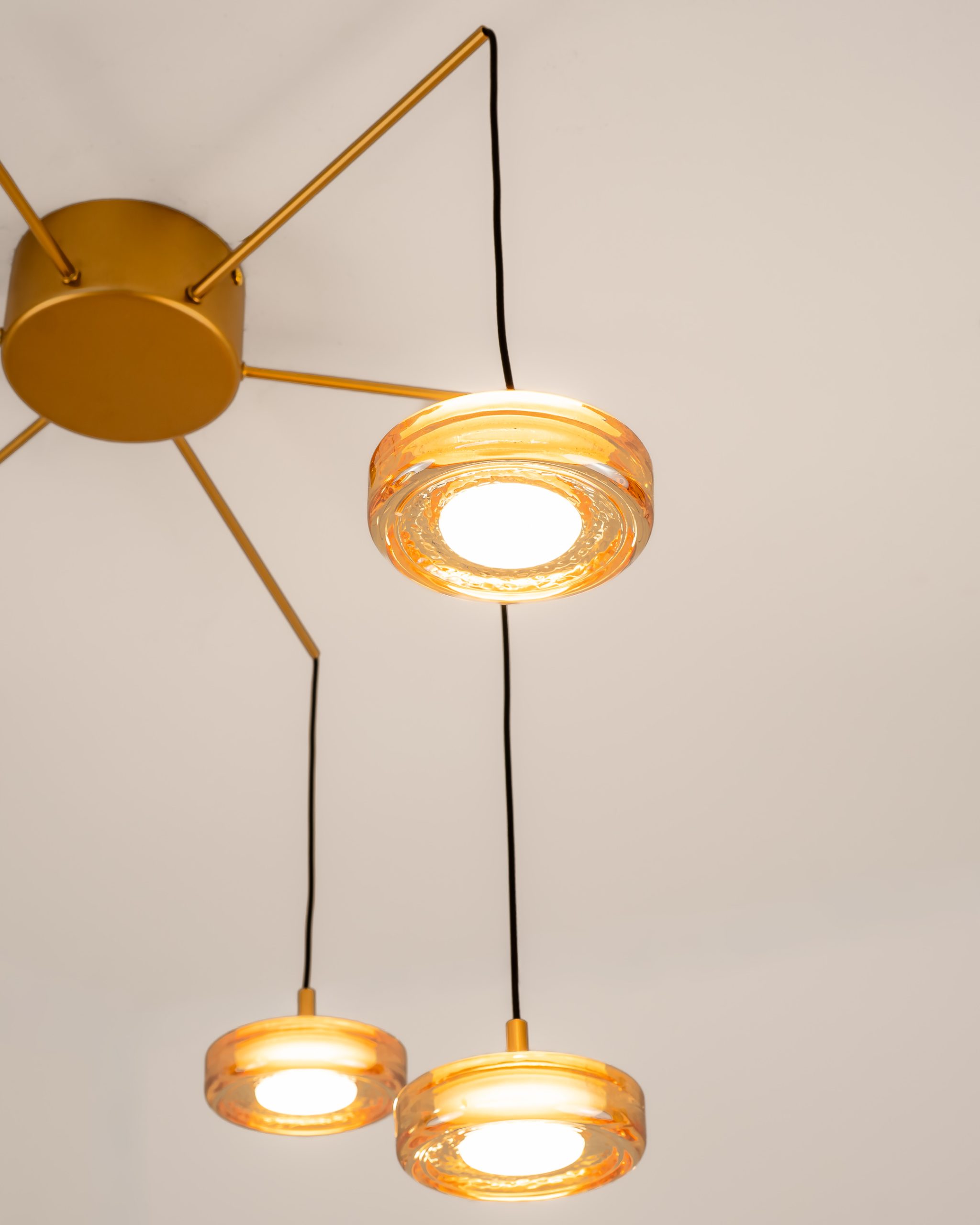 Detalj staklenog LED elementa lustera Pavot Gold