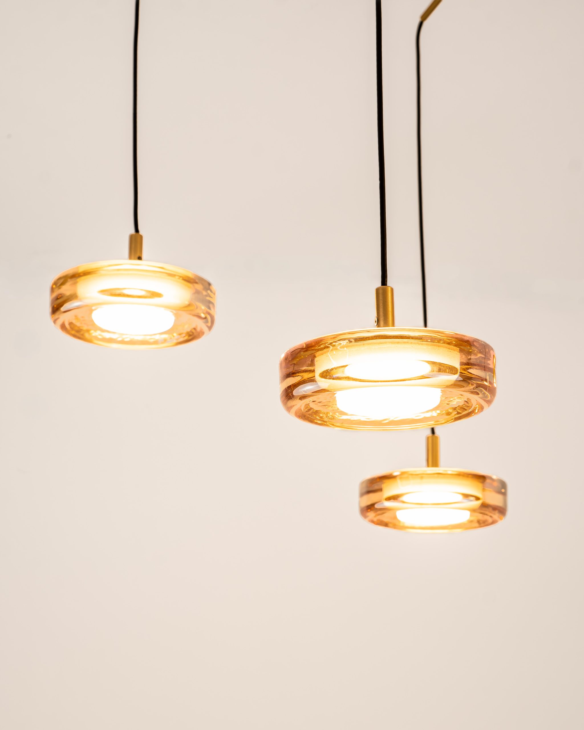 Detalj staklenog LED elementa lustera Pavot Gold