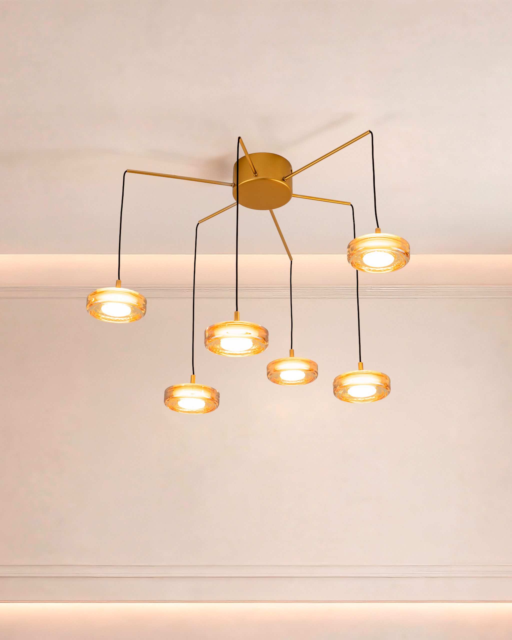 Pavot Gold luster sa šest staklenih LED svjetlosnih elemenata u zlatnoj završnoj obradi