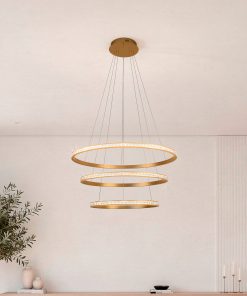 Aureta LED luster sa tri zlatna prstena i kristalnim difuzorima u modernom enterijeru