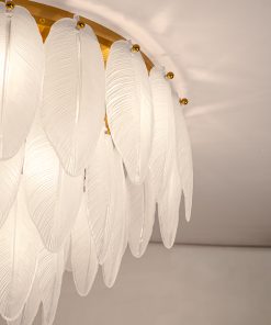 Detalj dekorativnih staklenih pera plafonjerke Lark sa zlatnom konstrukcijom