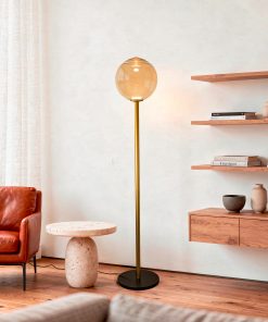 Elegantna podna lampa Vinta Gold pored fotelje i pomoćnog stola