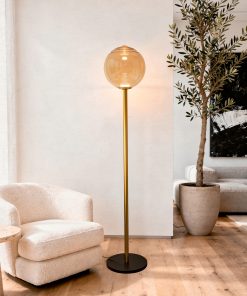 Podna lampa Vinta Gold sa dimljenim staklenim sjenilom u modernom dnevnom boravku