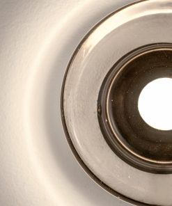 Detalj prozirnog staklenog diska zidne lampe Fondo Black