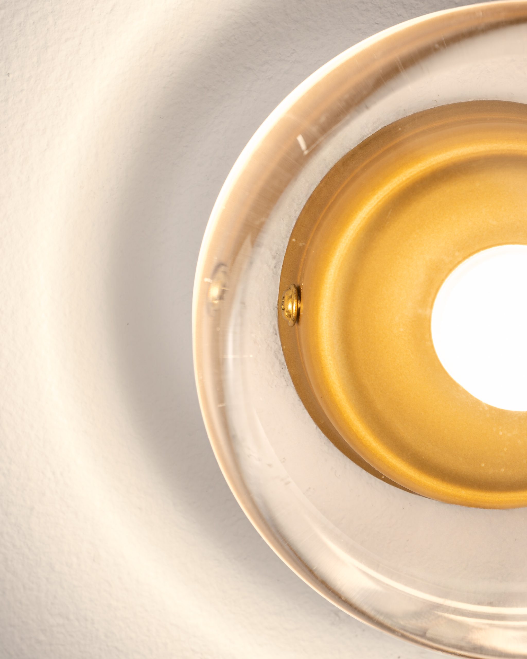Detalj prozirnog staklenog diska zidne lampe Fondo Gold