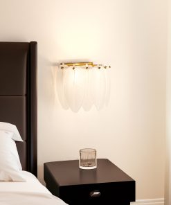 Lark zidna lampa sa matiranim staklenim elementima u luksuznom enterijeru