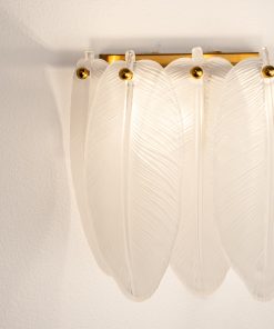 Makro fotografija dekorativnih staklenih pera zidne lampe Lark